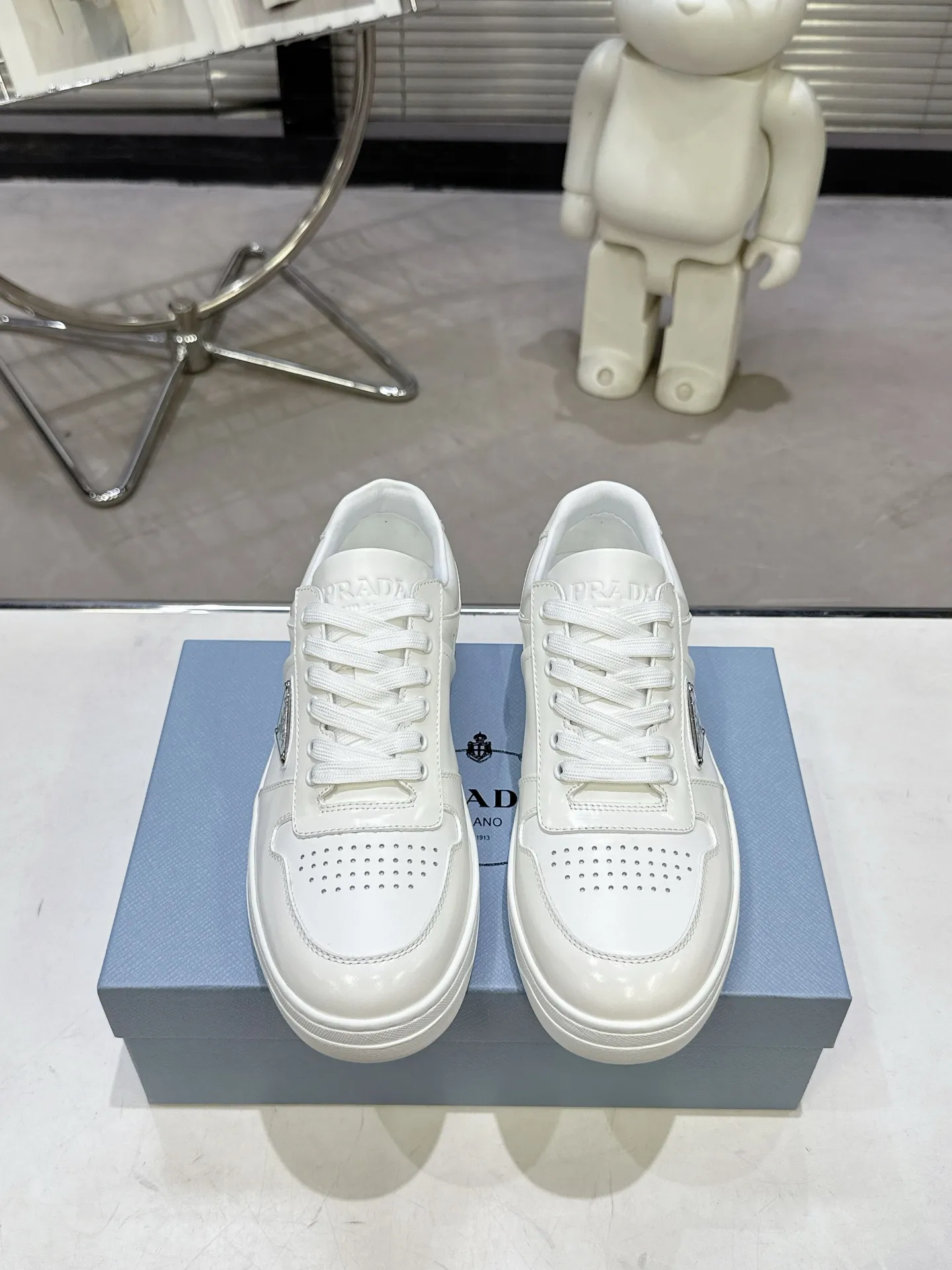 👟👟Ex-factory price 580👟👟 Couple style Prada Latest Downtown Bold series Triangle logo Casual sneakers White shoes Original purchase, development and production Downtown Bold sneakers are inspired by the basketball shoes of the 1980s, with a sporty design and exquisite details. Crafted from perforated leather, the statement platform sole provides a unique, modern style. The Prada logo is interpreted from different angles, decorated with the iconic enameled triangular metal logo, highlighting the unique classic style. Exquisite packaging at the delivery counter🛍📦 ▪️Fabric: Original custom imported first-layer cowhide ▪️Lining: Original imported soft sheepskin ▪️Outsole: Original open-molded rubber bottom material ▪️Size: Women's 35-40 Men's 39-45